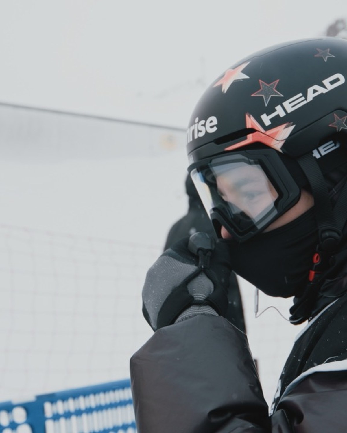 Nahaufnahme eines Athleten mit Helm und Skibrille am Davos Open