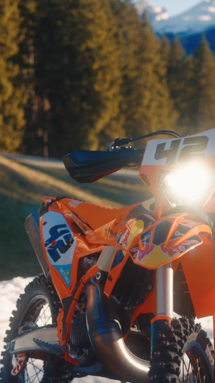 Action-Reel: KTM mit Spike-Reifen auf der Skipiste