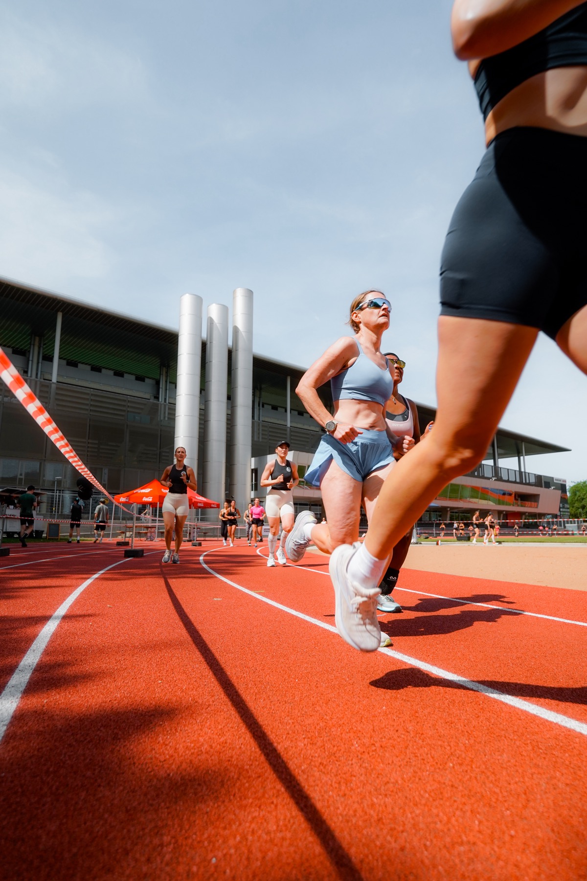 Athletin läuft in voller Fahrt über die Tartanbahn