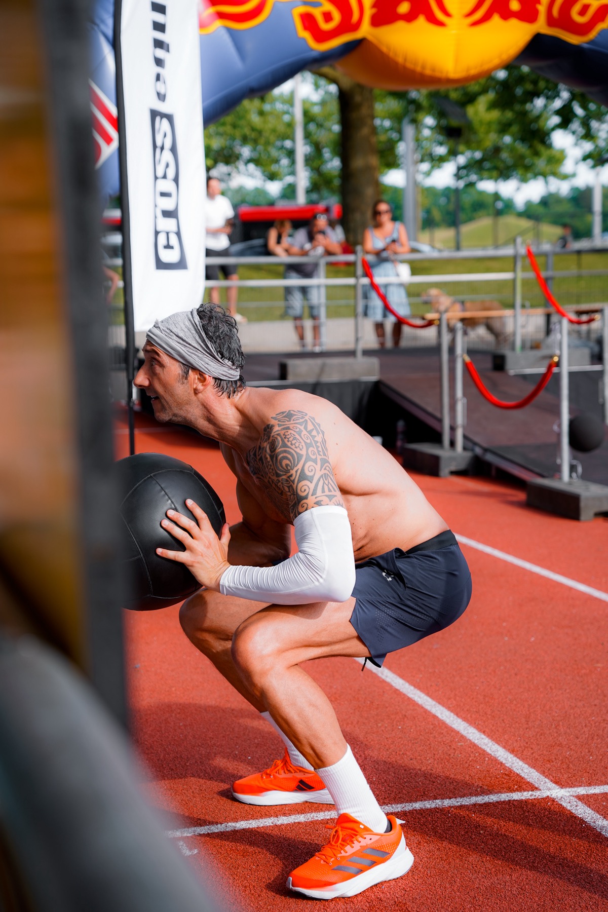 Athlet in der Hocke mit dem Wall Ball, konzentriert vor dem Wurf