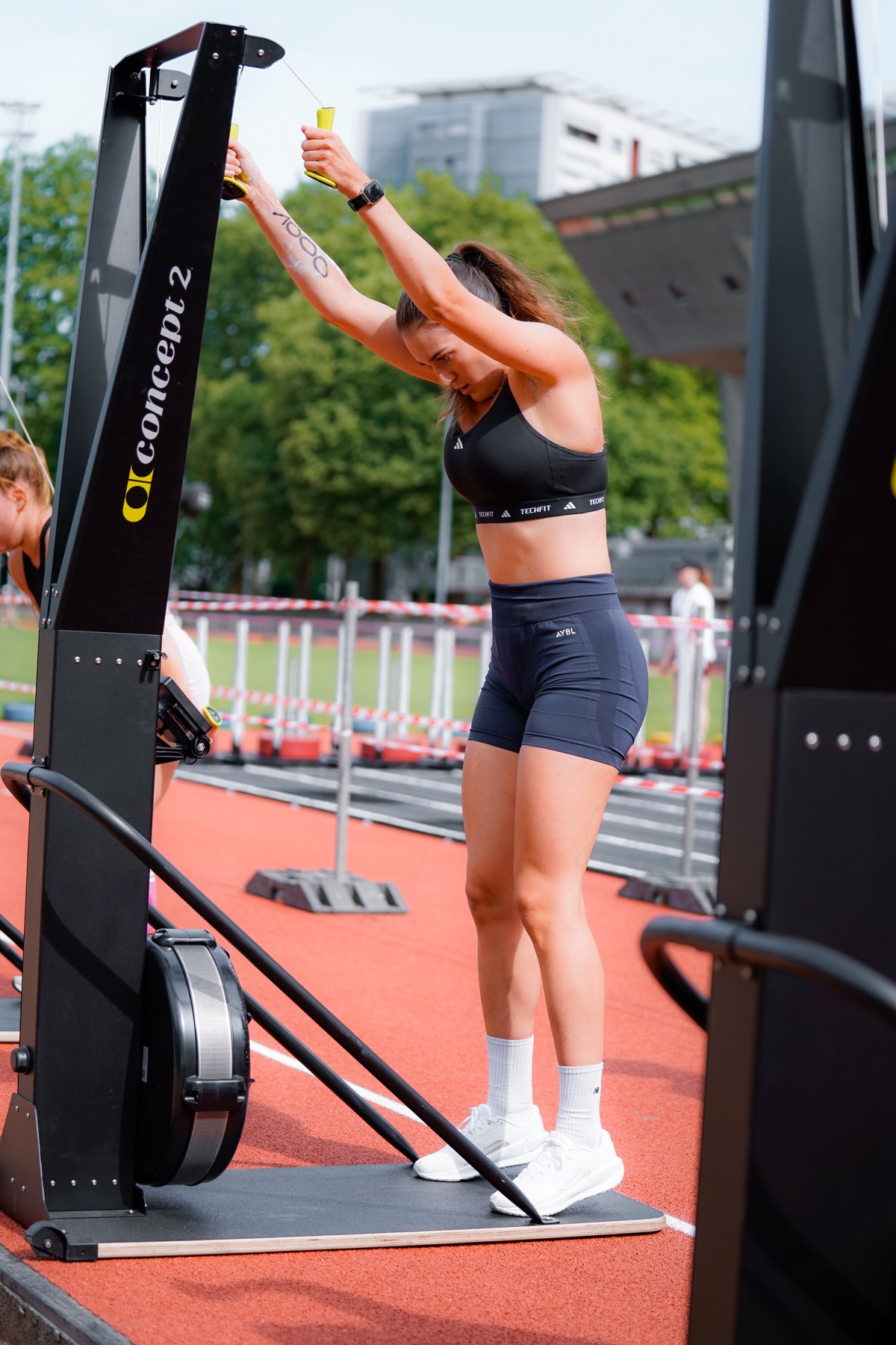 Athletin zieht kraftvoll am Skiergometer