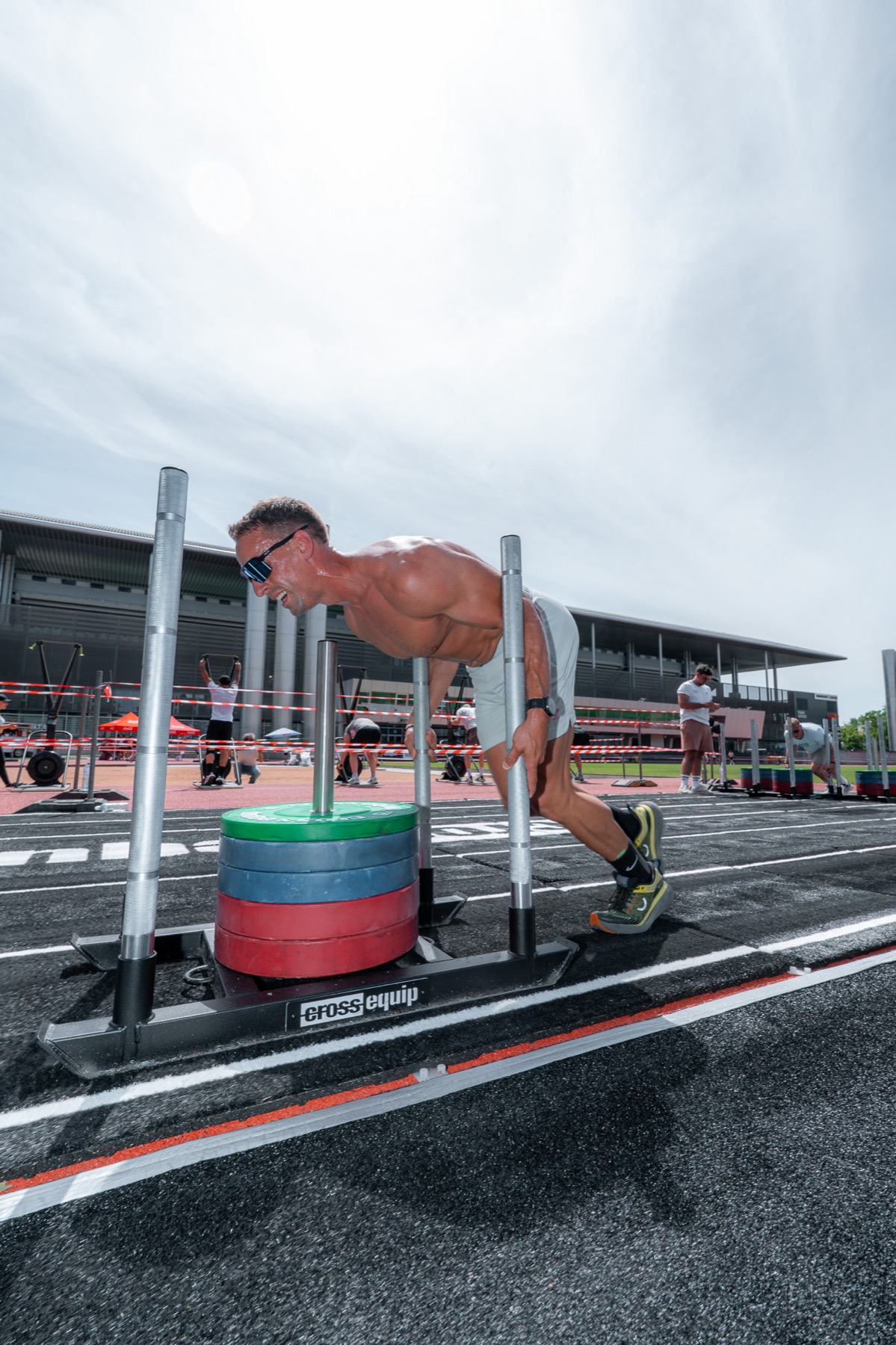 Athlet beim Sled-Push an der Boxwand
