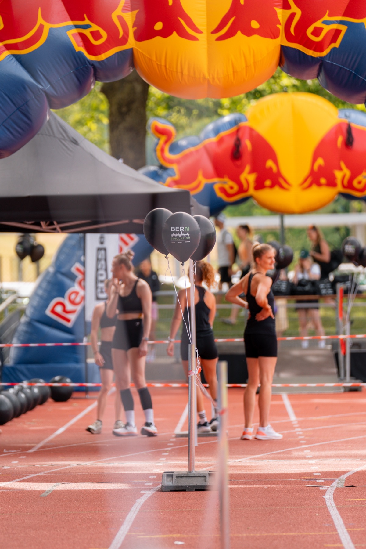 Nahaufnahme des aufblasbaren Red-Bull-Bogens mit HYROX-Ballons
