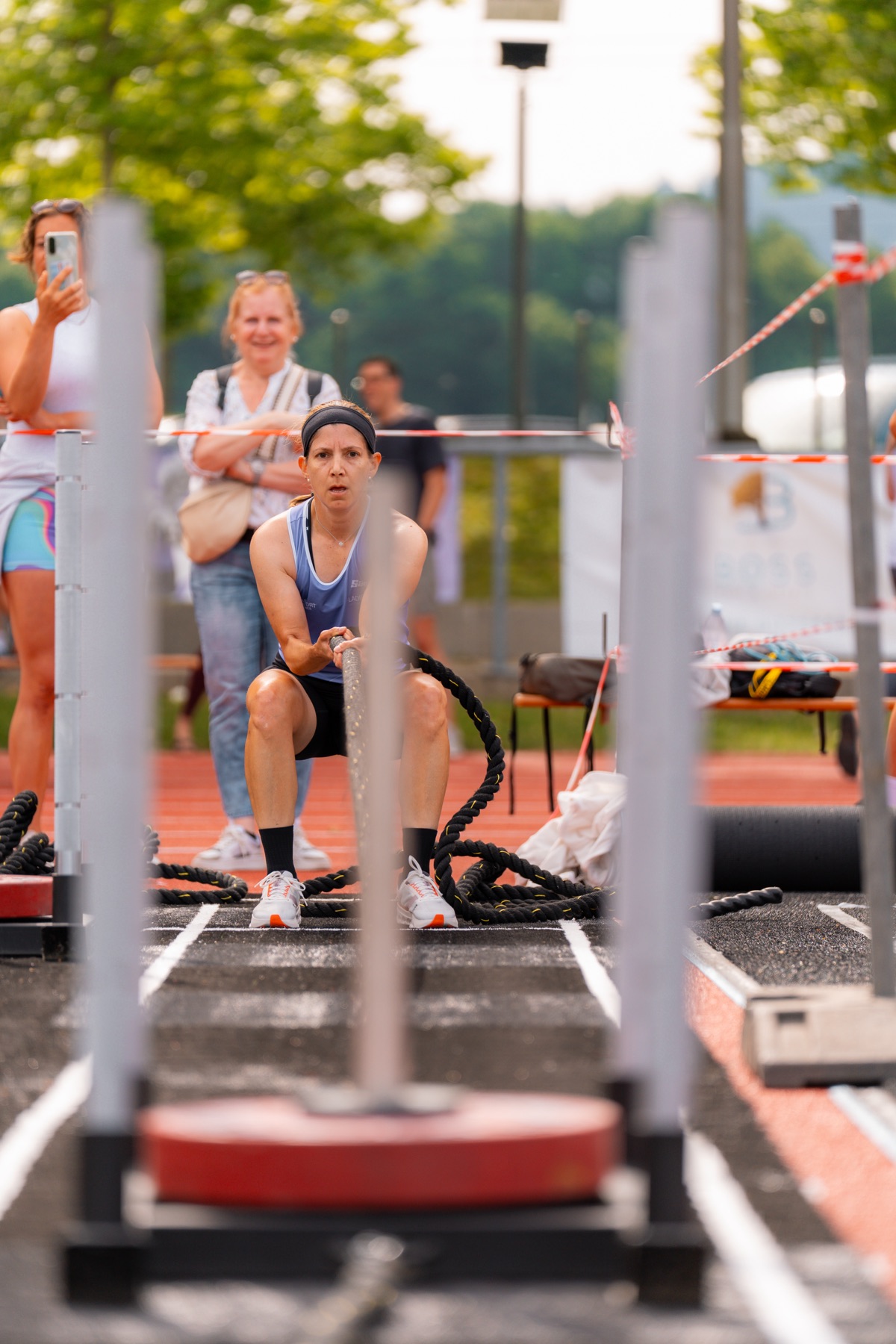 Athletin zieht konzentriert am Sled-Seil