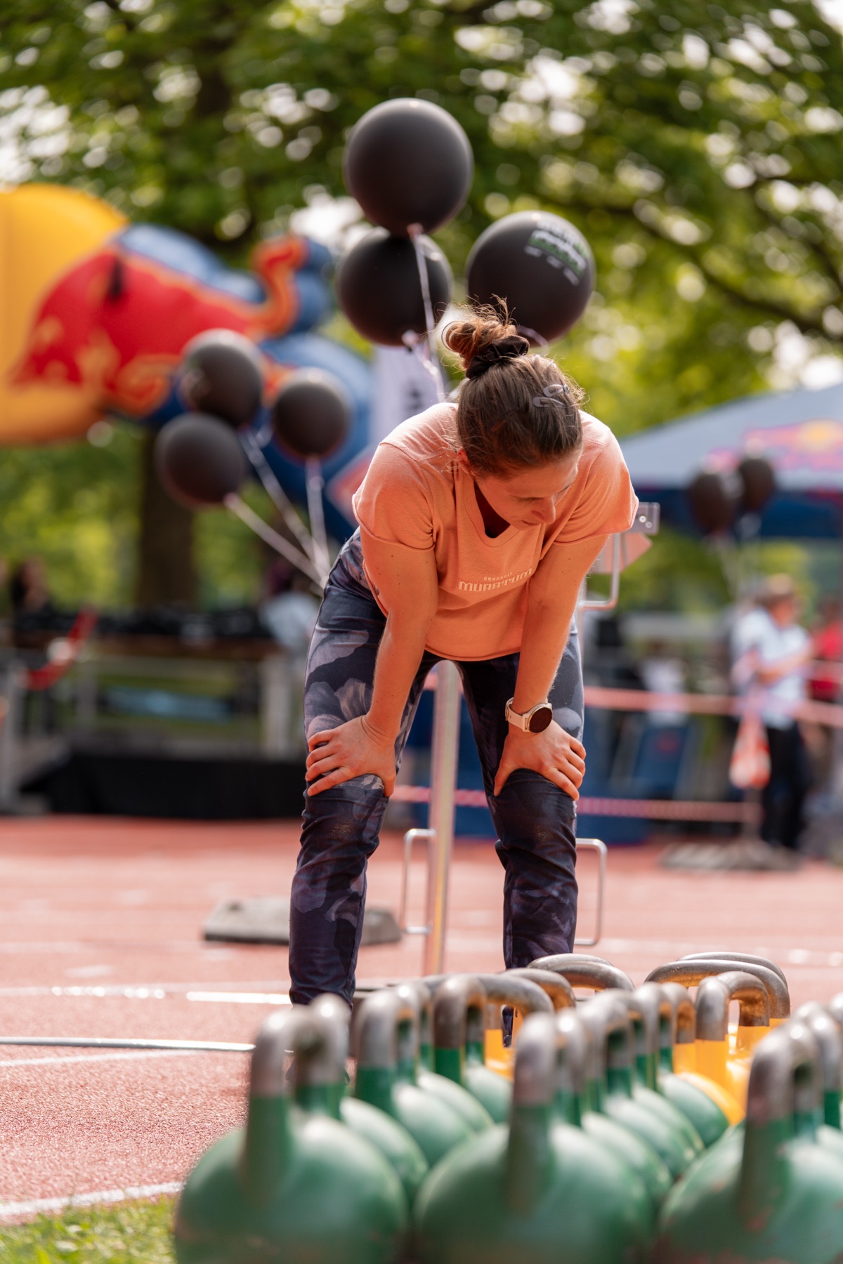 Athletin verschnauft zwischen Kettlebells