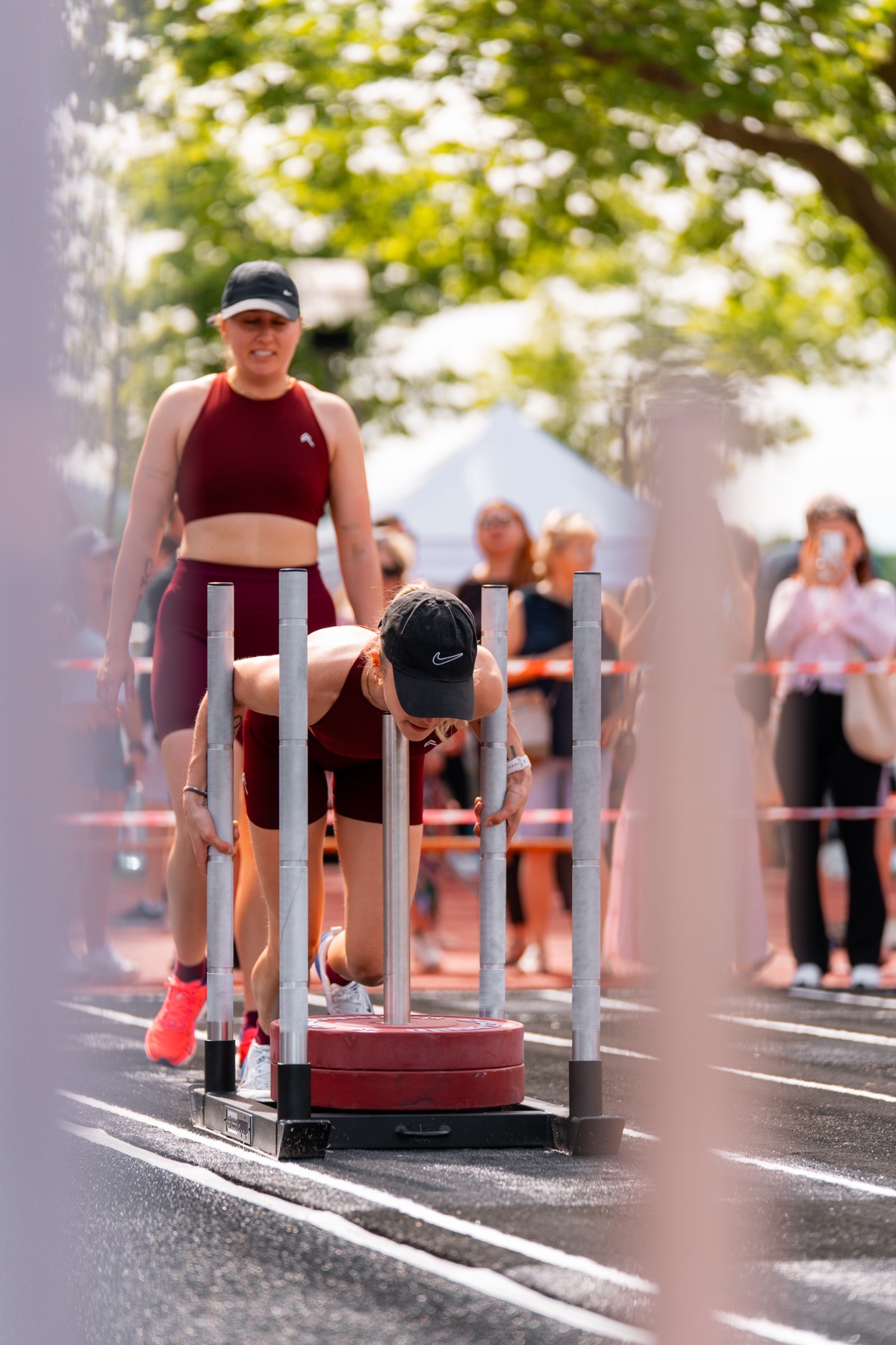 Athletin schiebt den Prowler durch die Slalomstangen