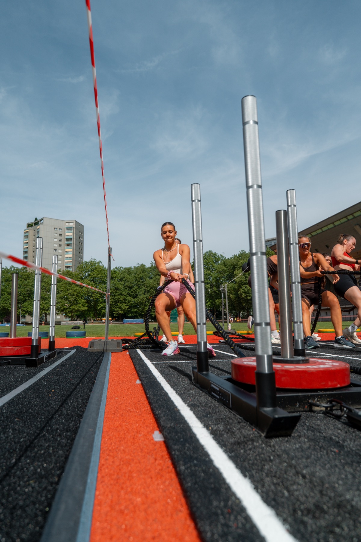 Athletin zieht den Sled, Hochhaus im Hintergrund