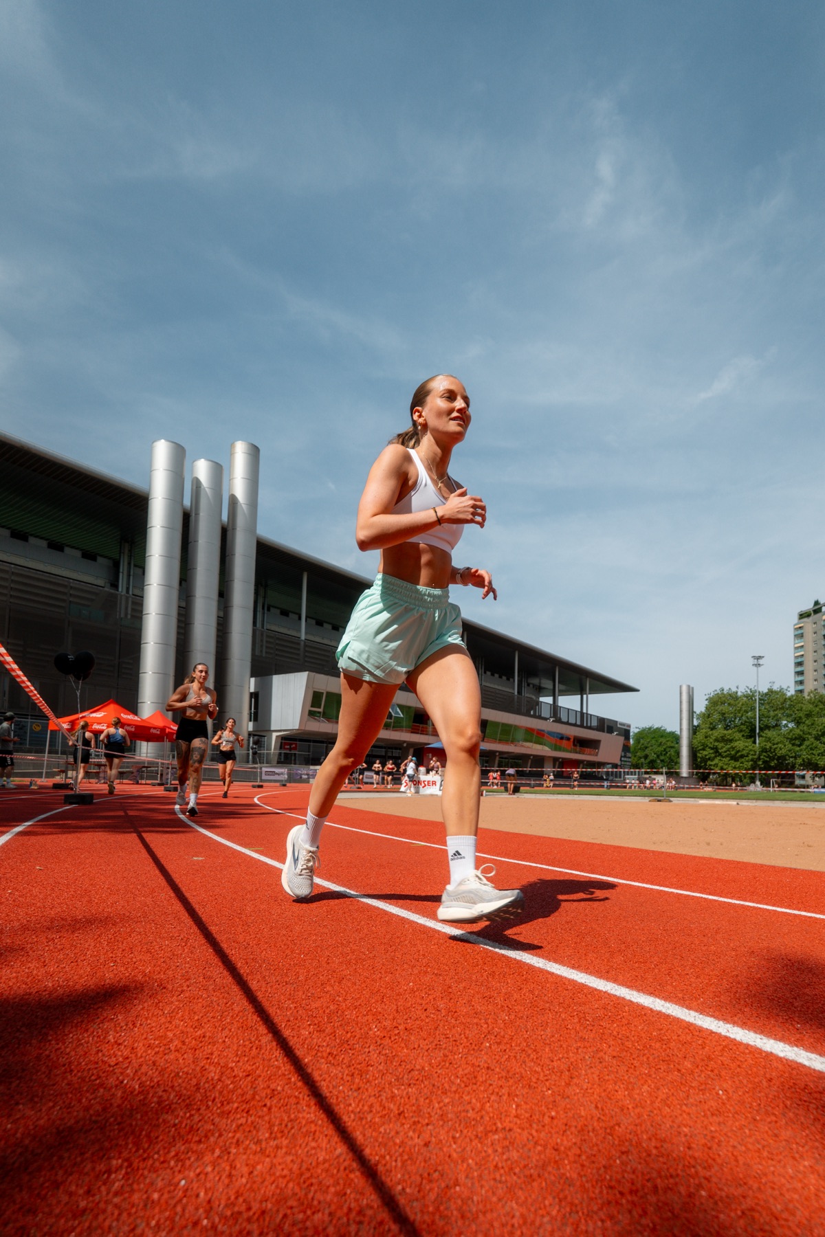 Athletin läuft leichtfüssig über die Tartanbahn