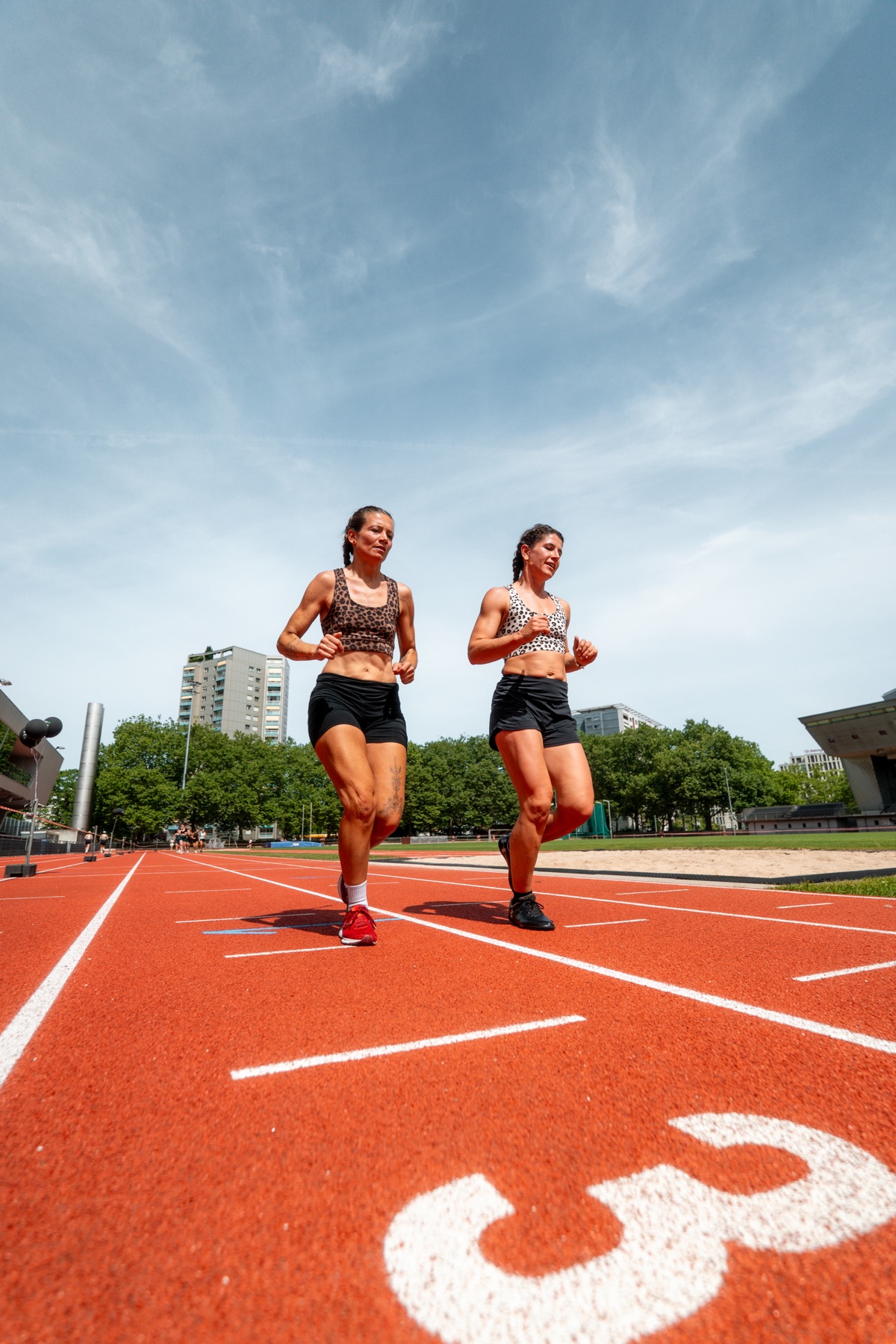 Zwei Athletinnen im Leo-Print laufen nebeneinander