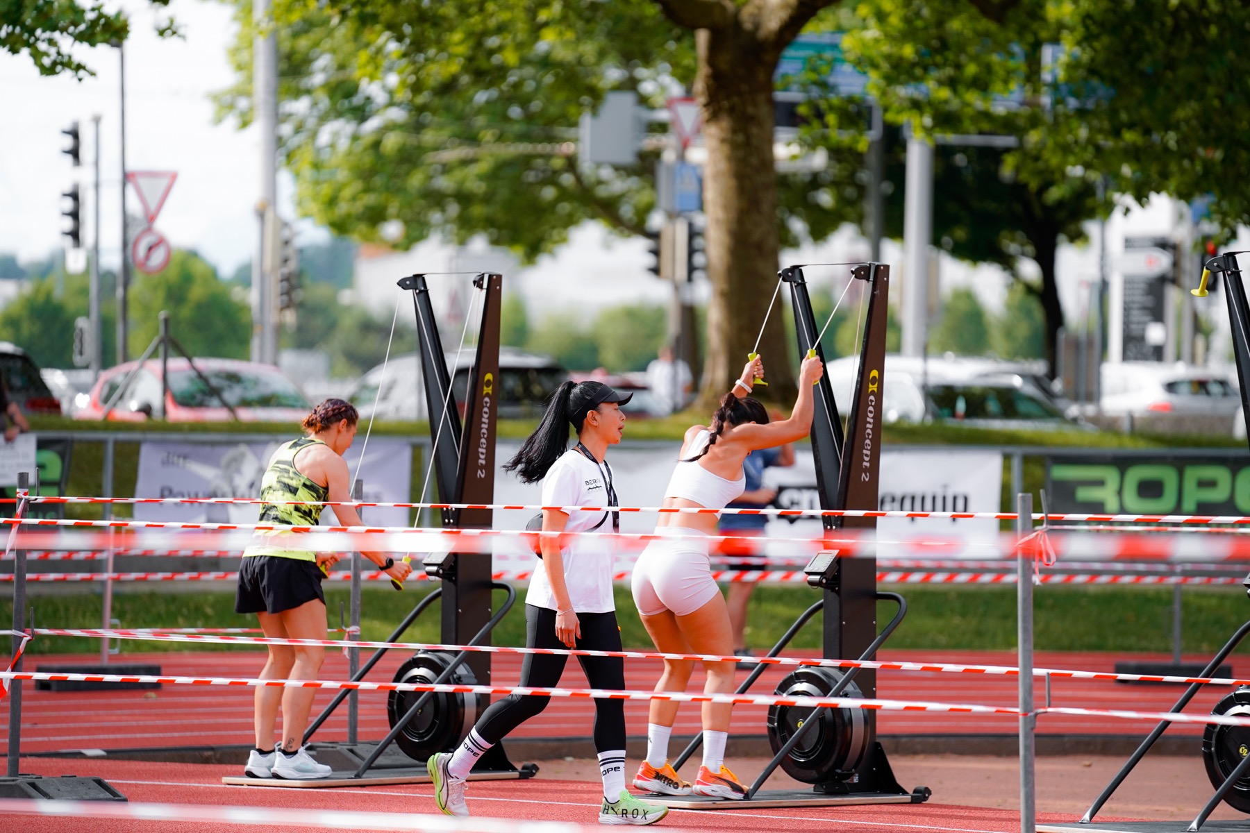 Athletinnen beim Start nebeneinander auf der Tartanbahn