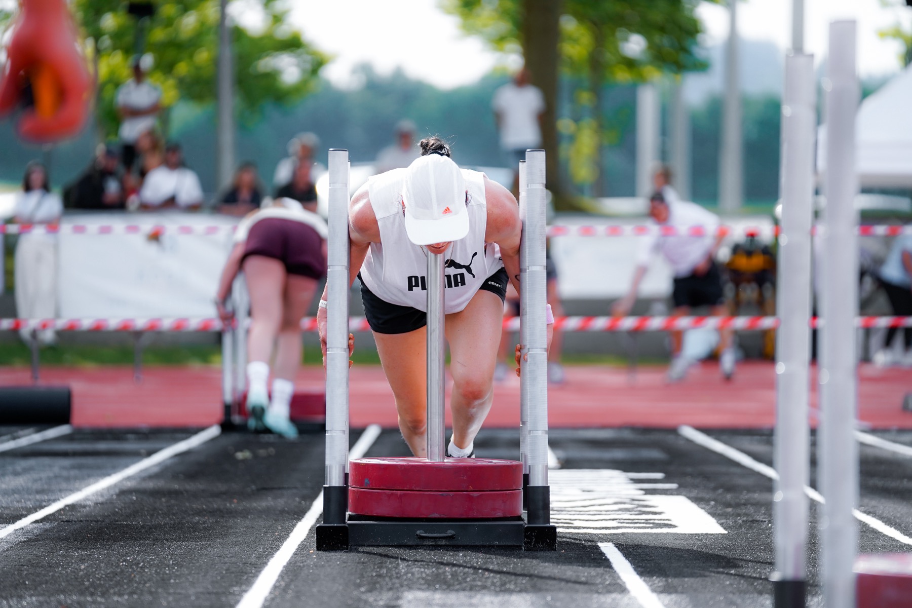 Athletin beim Sled-Push mit Gewichtsscheiben