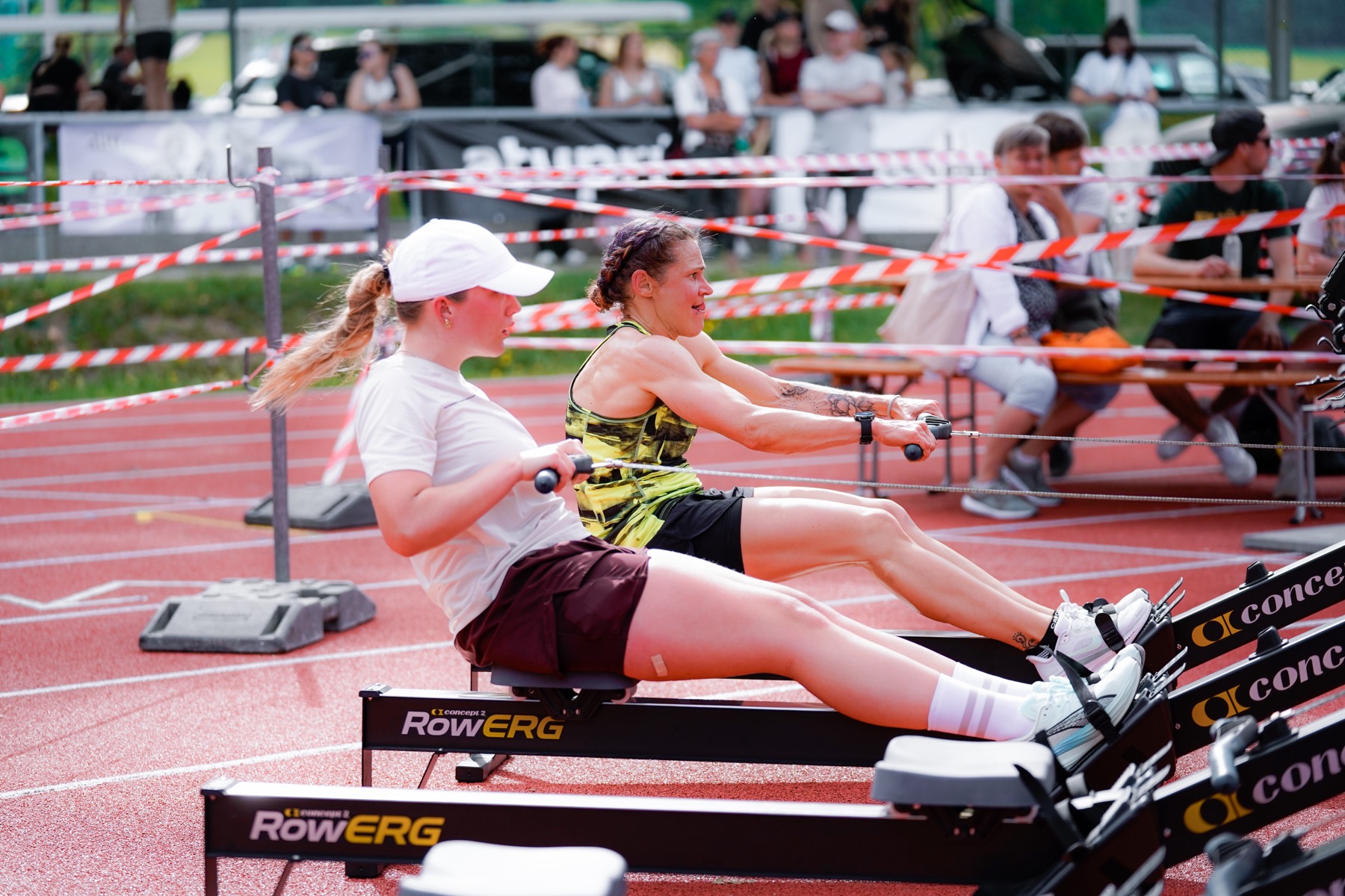 Zwei Athletinnen beim Rudern nebeneinander
