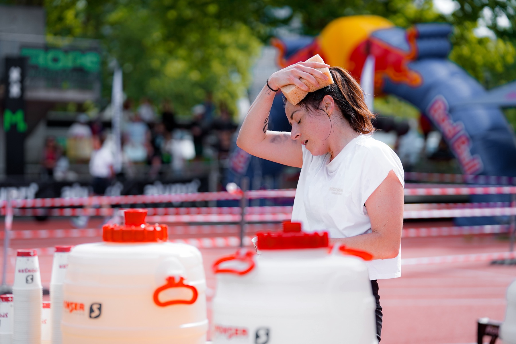 Athletin wischt sich den Schweiss von der Stirn