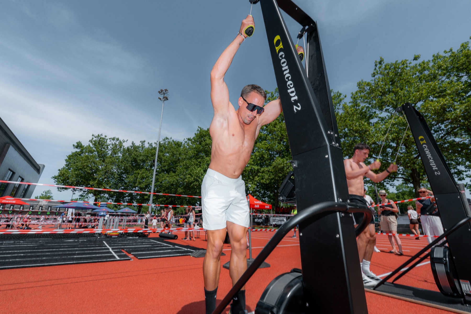Athlet wirft einen Wall Ball im Sonnenlicht