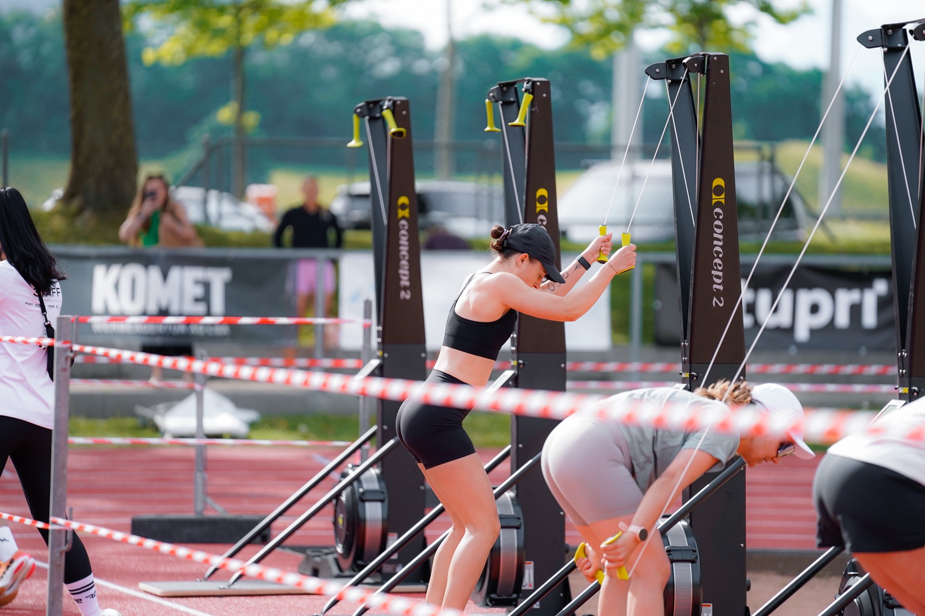 Zwei Athletinnen am Skiergometer nebeneinander