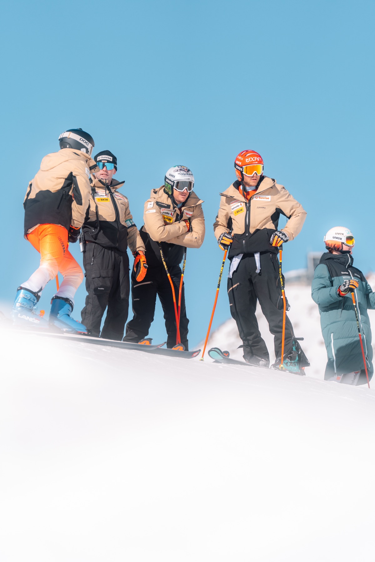 Team und Betreuer:innen auf der Piste vor dem Rennen