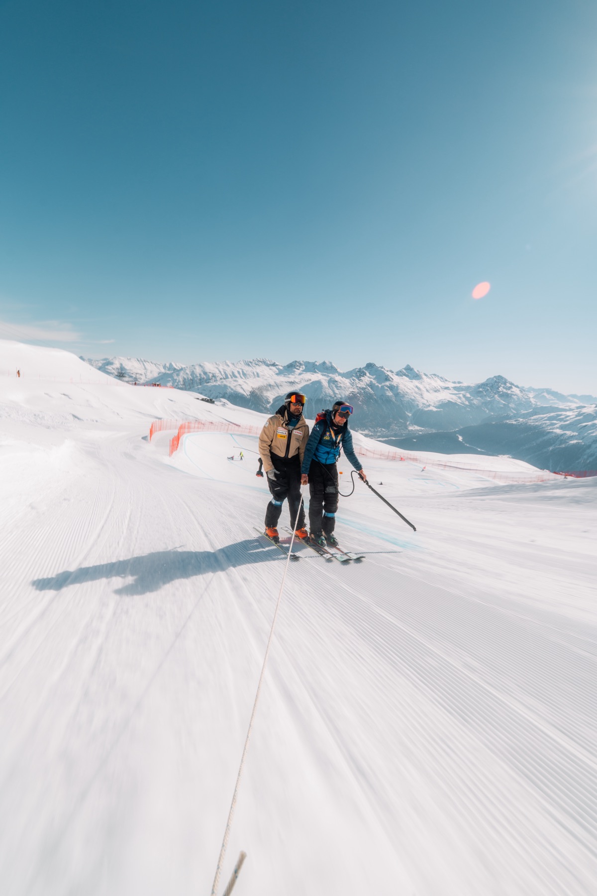 Athletin im Skicross-Rennanzug wartet konzentriert am Start