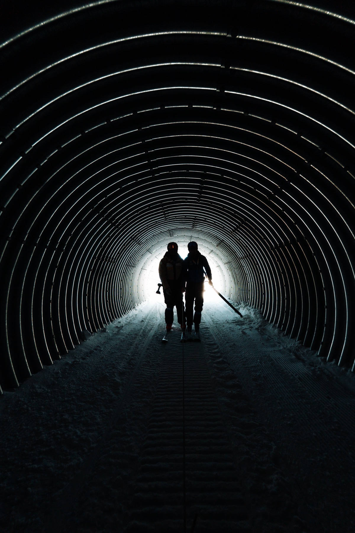 Zwei Athleten als Silhouette im beleuchteten Starttunnel