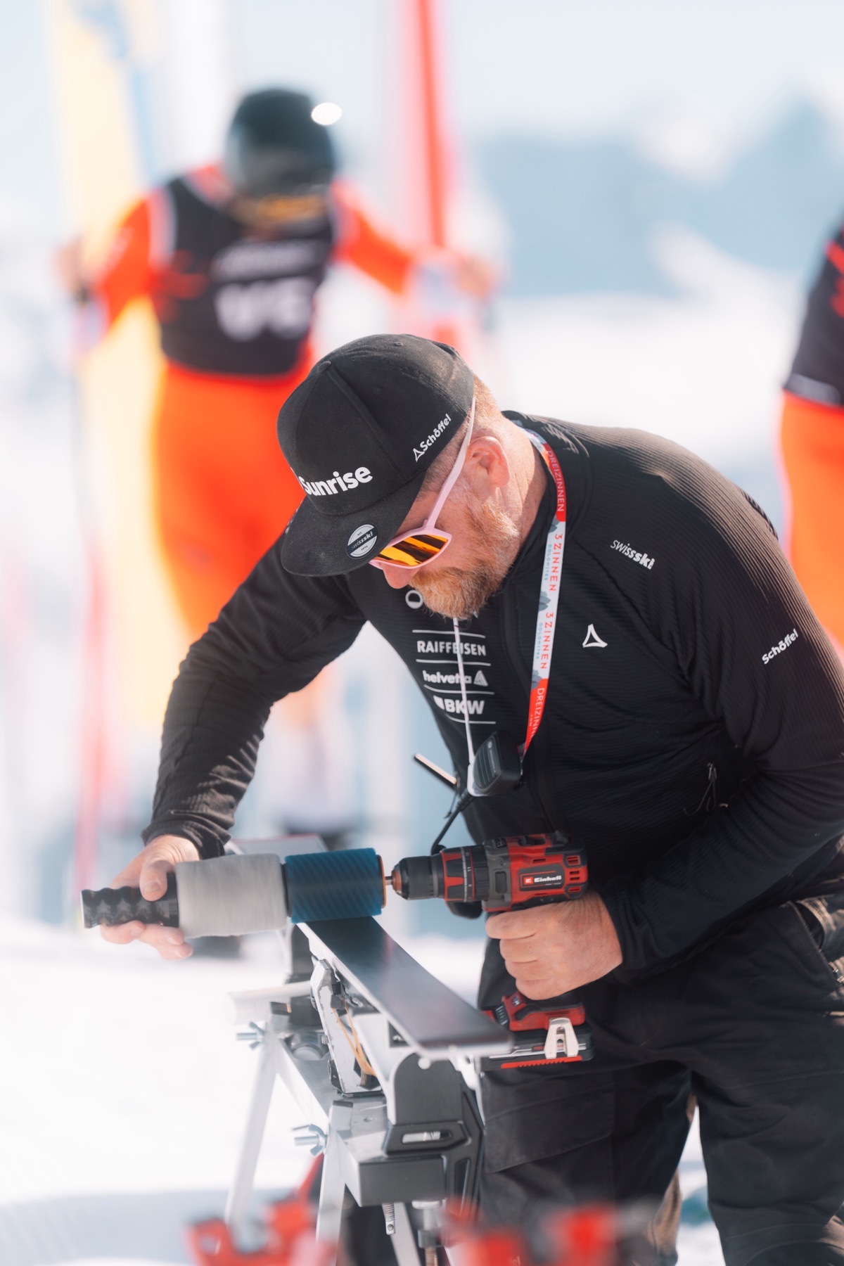 Nahaufnahme eines Athleten mit Helm und Skibrille vor dem Start