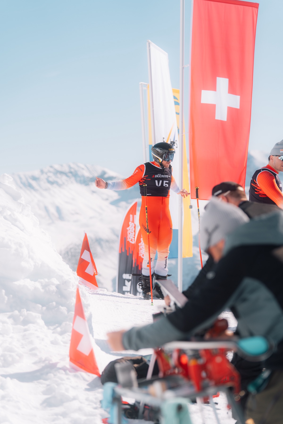 Skicross-Athlet fährt eine Welle der Strecke an