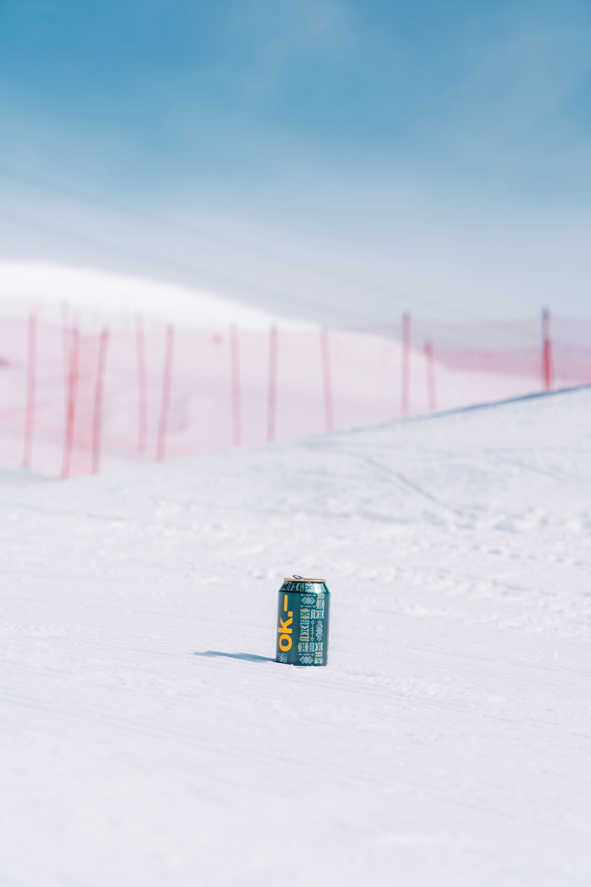 Getränkedose steht als kleines Detail im frisch präparierten Schnee
