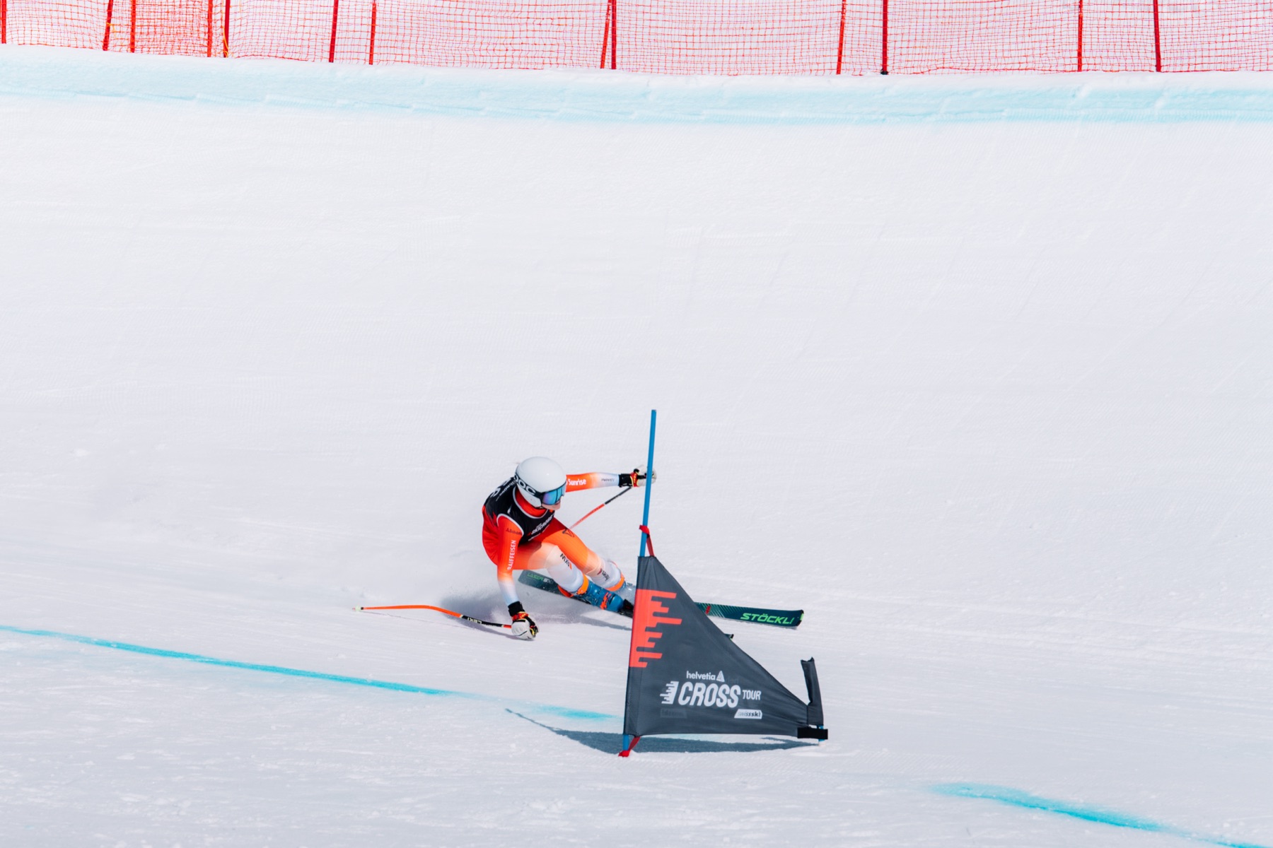 Athlet umfährt ein Streckentor beim Cross Tour Rennen