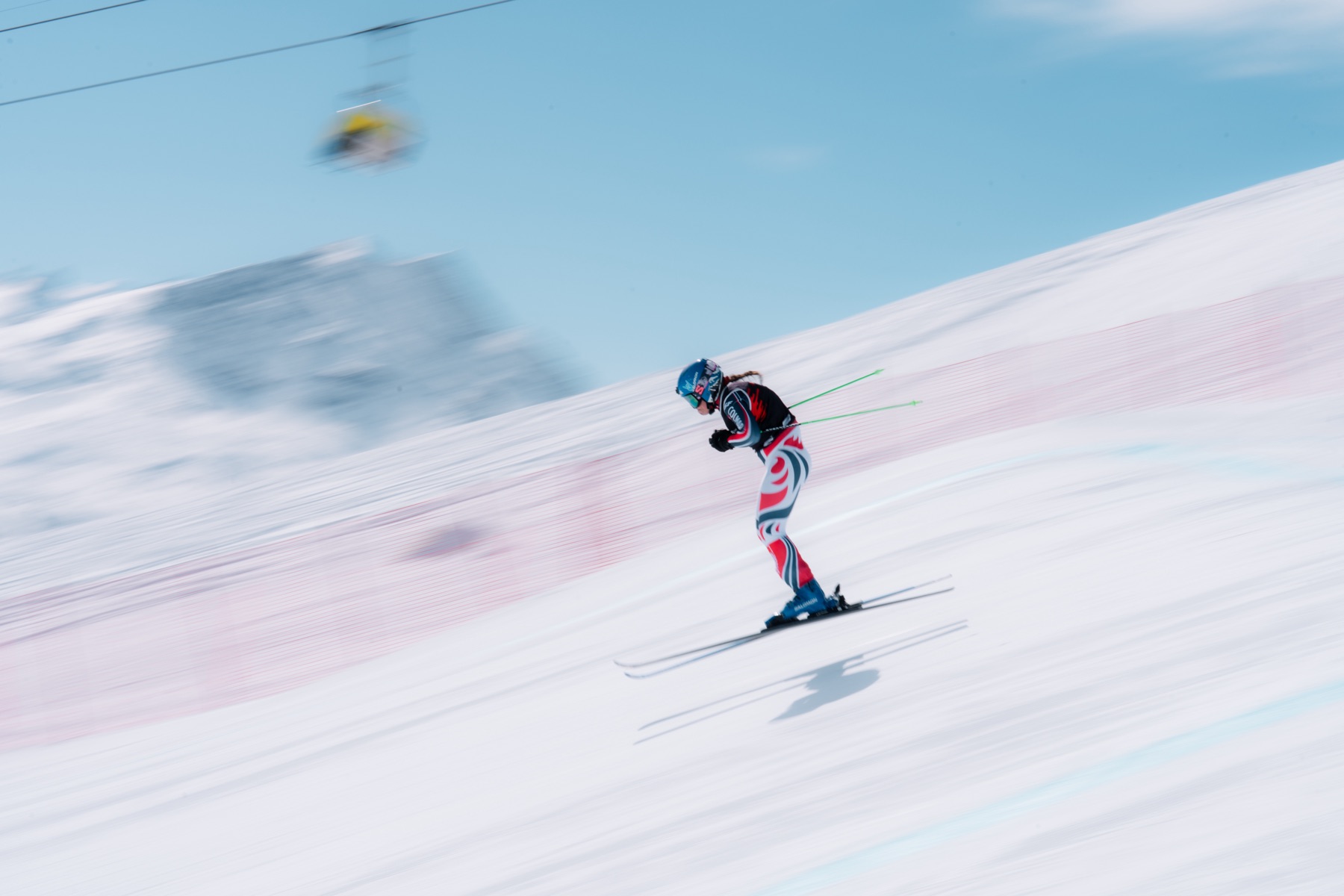 Athlet springt über einen Hügel der Skicross-Strecke