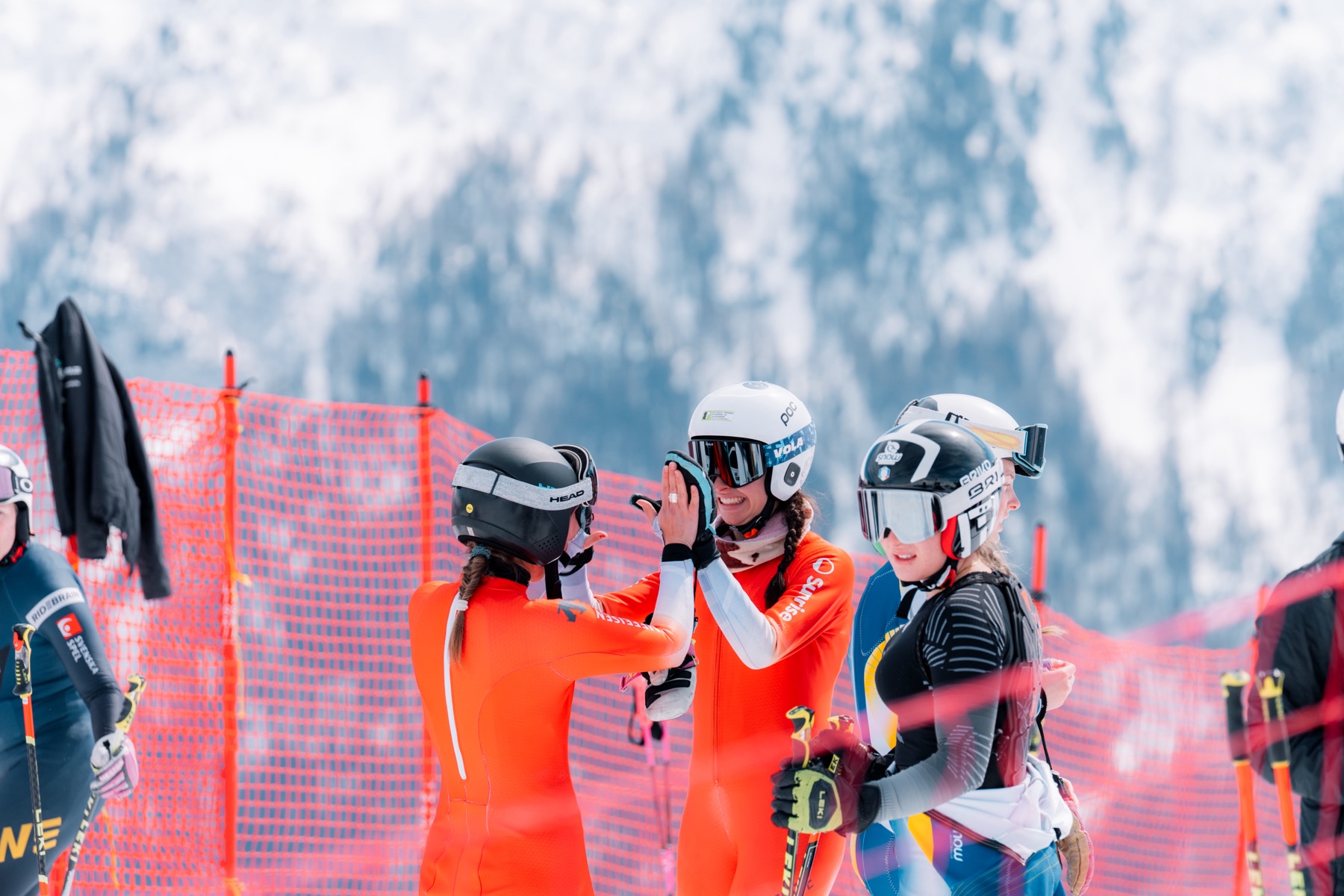 Team feiert einen Zieleinlauf am Streckenrand